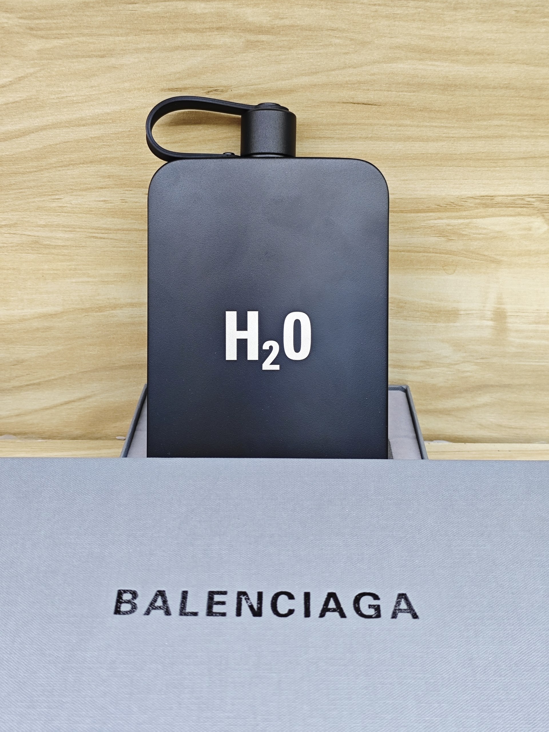 قمقمه H2O BALENCIAGA با جعبه کادویی، مناسب استفاده روزمره و هدیه