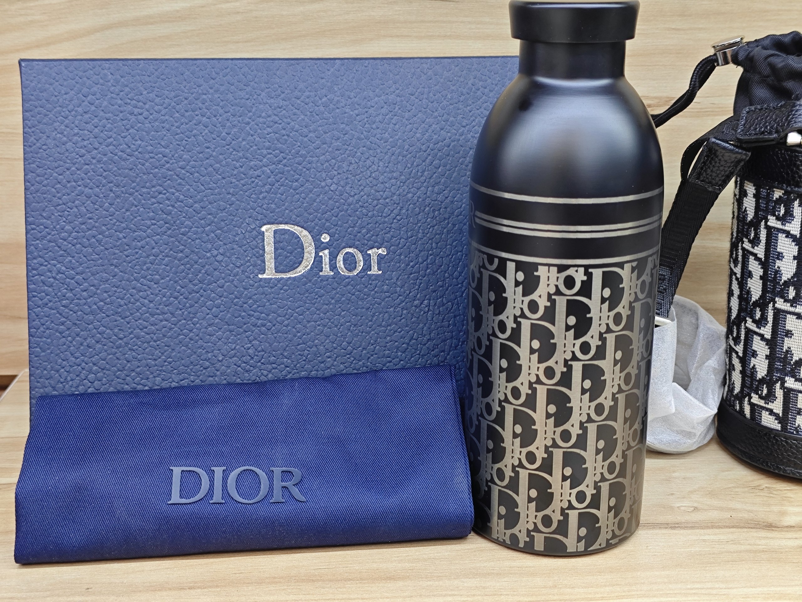 قمقمه استیل Dior ۲۵۰ میل با جعبه کادویی، مناسب استفاده روزمره و هدیه كد كالا: ۳۲۸۰
